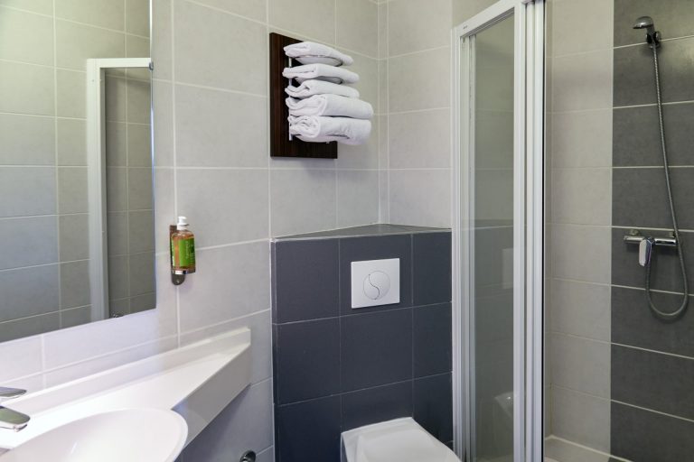Les salles de bains confortables et fonctionnelles de l'hôtel Akena La Ferté-Bernard.